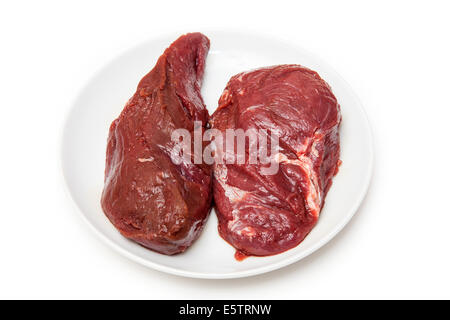 Non cotti a base di carne trita con decorazione su un bianco sfondo isolato  Foto stock - Alamy