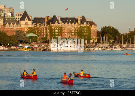 Kayaks nel porto interno con Empress Hotel in background-Victoria, British Columbia, Canada. Foto Stock