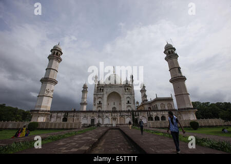 Maharashtra, India. Il 6 agosto, 2014. Turisti visitano la Bibi-QA-Maqbara in Aurangabad, Maharashtra, India, il 6 agosto 2014. Costruito nel 1679 come mausoleo per Aurangzeb la moglie Rabia-ud-Daurani, il Bibi-QA-Maqbara è noto come "l'uomo povero Taj'. Si tratta di un confronto ironico considerando che era Aurangzeb il padre Shajahan che hanno costruito l'originale Taj Mahal poco prima di essere rovesciato e imprigionato dal suo figlio sul conto della sua stravaganza. © Zheng Huansong/Xinhua/Alamy Live News Foto Stock