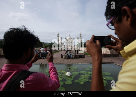 Maharashtra, India. Il 6 agosto, 2014. I turisti scattare foto di Bibi-QA-Maqbara in Aurangabad, Maharashtra, India, il 6 agosto 2014. Costruito nel 1679 come mausoleo per Aurangzeb la moglie Rabia-ud-Daurani, il Bibi-QA-Maqbara è noto come "l'uomo povero Taj'. Si tratta di un confronto ironico considerando che era Aurangzeb il padre Shajahan che hanno costruito l'originale Taj Mahal poco prima di essere rovesciato e imprigionato dal suo figlio sul conto della sua stravaganza. © Zheng Huansong/Xinhua/Alamy Live News Foto Stock