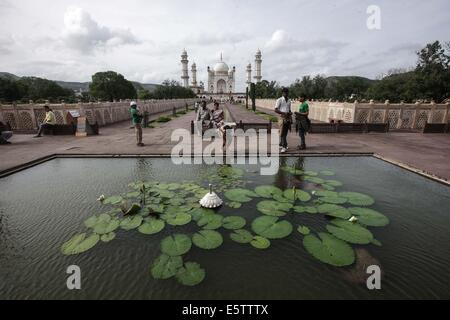 Maharashtra, India. Il 6 agosto, 2014. Turisti visitano la Bibi-QA-Maqbara in Aurangabad, Maharashtra, India, il 6 agosto 2014. Costruito nel 1679 come mausoleo per Aurangzeb la moglie Rabia-ud-Daurani, il Bibi-QA-Maqbara è noto come "l'uomo povero Taj'. Si tratta di un confronto ironico considerando che era Aurangzeb il padre Shajahan che hanno costruito l'originale Taj Mahal poco prima di essere rovesciato e imprigionato dal suo figlio sul conto della sua stravaganza. © Zheng Huansong/Xinhua/Alamy Live News Foto Stock