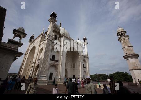 Maharashtra, India. Il 6 agosto, 2014. Turisti visitano la Bibi-QA-Maqbara in Aurangabad, Maharashtra, India, il 6 agosto 2014. Costruito nel 1679 come mausoleo per Aurangzeb la moglie Rabia-ud-Daurani, il Bibi-QA-Maqbara è noto come "l'uomo povero Taj'. Si tratta di un confronto ironico considerando che era Aurangzeb il padre Shajahan che hanno costruito l'originale Taj Mahal poco prima di essere rovesciato e imprigionato dal suo figlio sul conto della sua stravaganza. © Zheng Huansong/Xinhua/Alamy Live News Foto Stock