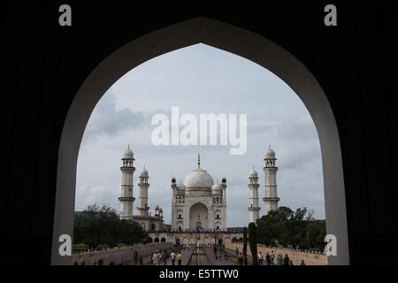 Maharashtra, India. Il 6 agosto, 2014. Turisti visitano la Bibi-QA-Maqbara in Aurangabad, Maharashtra, India, il 6 agosto 2014. Costruito nel 1679 come mausoleo per Aurangzeb la moglie Rabia-ud-Daurani, il Bibi-QA-Maqbara è noto come "l'uomo povero Taj'. Si tratta di un confronto ironico considerando che era Aurangzeb il padre Shajahan che hanno costruito l'originale Taj Mahal poco prima di essere rovesciato e imprigionato dal suo figlio sul conto della sua stravaganza. © Zheng Huansong/Xinhua/Alamy Live News Foto Stock