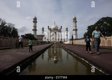 Maharashtra, India. Il 6 agosto, 2014. Turisti visitano la Bibi-QA-Maqbara in Aurangabad, Maharashtra, India, il 6 agosto 2014. Costruito nel 1679 come mausoleo per Aurangzeb la moglie Rabia-ud-Daurani, il Bibi-QA-Maqbara è noto come "l'uomo povero Taj'. Si tratta di un confronto ironico considerando che era Aurangzeb il padre Shajahan che hanno costruito l'originale Taj Mahal poco prima di essere rovesciato e imprigionato dal suo figlio sul conto della sua stravaganza. © Zheng Huansong/Xinhua/Alamy Live News Foto Stock