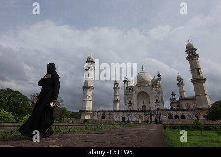 Maharashtra, India. Il 6 agosto, 2014. Turisti visitano la Bibi-QA-Maqbara in Aurangabad, Maharashtra, India, il 6 agosto 2014. Costruito nel 1679 come mausoleo per Aurangzeb la moglie Rabia-ud-Daurani, il Bibi-QA-Maqbara è noto come "l'uomo povero Taj'. Si tratta di un confronto ironico considerando che era Aurangzeb il padre Shajahan che hanno costruito l'originale Taj Mahal poco prima di essere rovesciato e imprigionato dal suo figlio sul conto della sua stravaganza. © Zheng Huansong/Xinhua/Alamy Live News Foto Stock