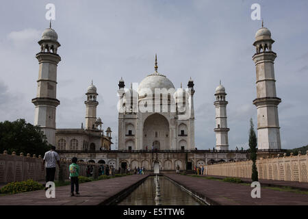 Maharashtra, India. Il 6 agosto, 2014. Turisti visitano la Bibi-QA-Maqbara in Aurangabad, Maharashtra, India, il 6 agosto 2014. Costruito nel 1679 come mausoleo per Aurangzeb la moglie Rabia-ud-Daurani, il Bibi-QA-Maqbara è noto come "l'uomo povero Taj'. Si tratta di un confronto ironico considerando che era Aurangzeb il padre Shajahan che hanno costruito l'originale Taj Mahal poco prima di essere rovesciato e imprigionato dal suo figlio sul conto della sua stravaganza. © Zheng Huansong/Xinhua/Alamy Live News Foto Stock