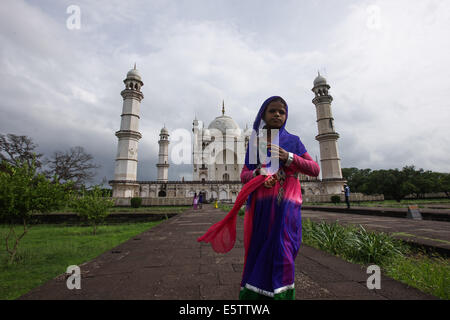 Maharashtra, India. Il 6 agosto, 2014. Turisti visitano la Bibi-QA-Maqbara in Aurangabad, Maharashtra, India, il 6 agosto 2014. Costruito nel 1679 come mausoleo per Aurangzeb la moglie Rabia-ud-Daurani, il Bibi-QA-Maqbara è noto come "l'uomo povero Taj'. Si tratta di un confronto ironico considerando che era Aurangzeb il padre Shajahan che hanno costruito l'originale Taj Mahal poco prima di essere rovesciato e imprigionato dal suo figlio sul conto della sua stravaganza. © Zheng Huansong/Xinhua/Alamy Live News Foto Stock