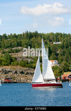 Yacht a vela sul lago in Svezia Foto Stock