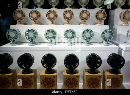 Desktop di ventilatori di raffreddamento in London store window Foto Stock