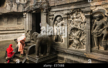 Maharashtra, India. Il 6 agosto, 2014. Turisti visitano la pietra tempio Jain presso le Grotte di Ellora vicino a Aurangabad nel Maharashtra, India, il 6 agosto 2014. Il 34 templi e monasteri, che si estende per oltre 2 km, sono stati scavati fianco a fianco nella parete di un alta rupe di basalto, non lontano da Aurangabad, nel Maharashtra. Ellora, con la sua sequenza ininterrotta di monumenti risalenti A.D. Da 600 a 1000, porta la civiltà dell'antica India a vita. Non solo è il Ellora un complesso unico di creazione artistica e sfruttamento tecnologico ma con i suoi santuari dedicati al buddismo, Hinduis Foto Stock