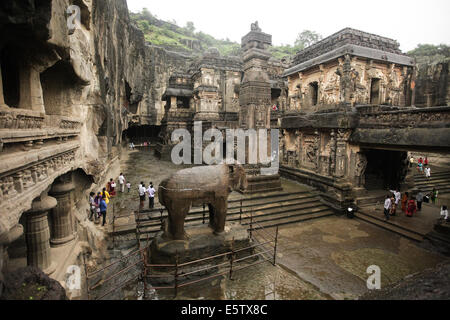 Maharashtra, India. Il 6 agosto, 2014. Turisti visitano la pietra tempio Jain presso le Grotte di Ellora vicino a Aurangabad nel Maharashtra, India, il 6 agosto 2014. Il 34 templi e monasteri, che si estende per oltre 2 km, sono stati scavati fianco a fianco nella parete di un alta rupe di basalto, non lontano da Aurangabad, nel Maharashtra. Ellora, con la sua sequenza ininterrotta di monumenti risalenti A.D. Da 600 a 1000, porta la civiltà dell'antica India a vita. Non solo è il Ellora un complesso unico di creazione artistica e sfruttamento tecnologico ma con i suoi santuari dedicati al buddismo, Hinduis Foto Stock