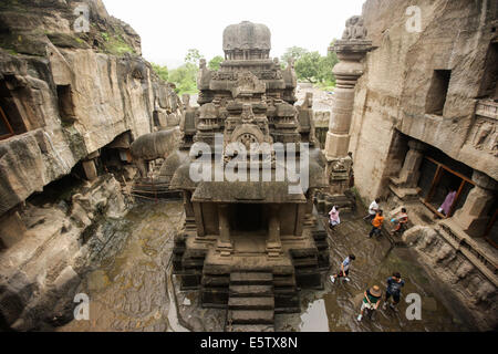 Maharashtra, India. Il 6 agosto, 2014. Turisti visitano la pietra tempio Jain presso le Grotte di Ellora vicino a Aurangabad nel Maharashtra, India, il 6 agosto 2014. Il 34 templi e monasteri, che si estende per oltre 2 km, sono stati scavati fianco a fianco nella parete di un alta rupe di basalto, non lontano da Aurangabad, nel Maharashtra. Ellora, con la sua sequenza ininterrotta di monumenti risalenti A.D. Da 600 a 1000, porta la civiltà dell'antica India a vita. Non solo è il Ellora un complesso unico di creazione artistica e sfruttamento tecnologico ma con i suoi santuari dedicati al buddismo, Hinduis Foto Stock