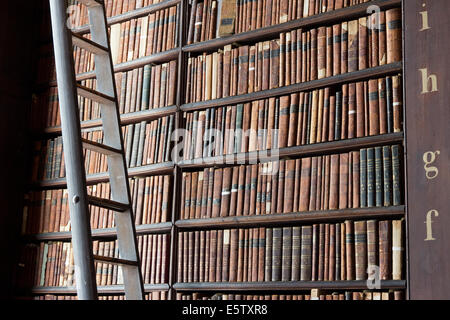 La sala lunga nella biblioteca del Trinity College Foto Stock