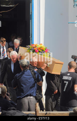 Brighton, Sussex, Regno Unito. Il 6 agosto, 2014.Dora Bryan la bara lascia la chiesa di San Giorgio per una famiglia privata del credito di servizio: David Burr/Alamy Live News Foto Stock