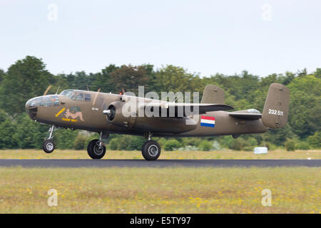 WW2 B-25 bombardiere Mitchell in olandese iscrizioni di decollo Foto Stock