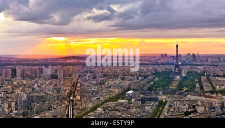 La Torre Eiffel a Parigi a pressione atmosferica al tramonto. Foto Stock