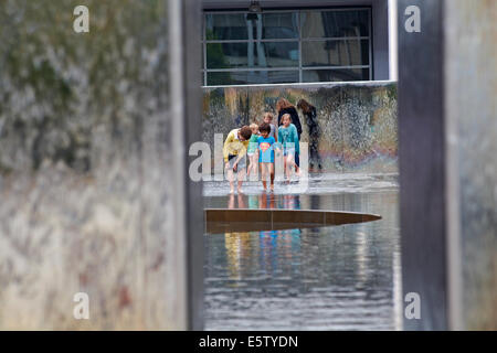 Godono dell'acqua - bambini che giocano in acqua delle fontane al Millenium Square, Harbourside, Bristol nel maggio Foto Stock