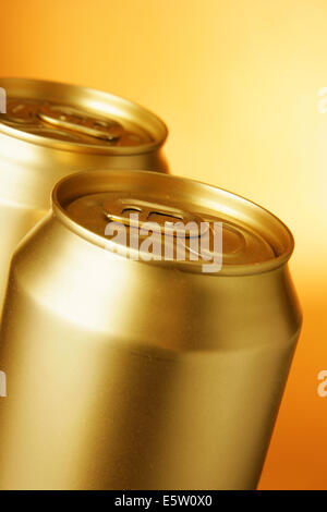 Golden lattine di birra close-up su sfondo giallo Foto Stock