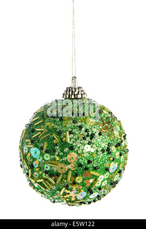 Green palla di Natale isolate su sfondo bianco Foto Stock