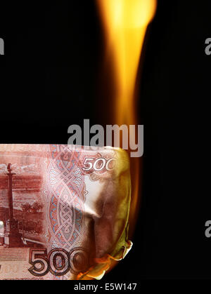 5000 rubli russi fatture sul fuoco su sfondo nero Foto Stock