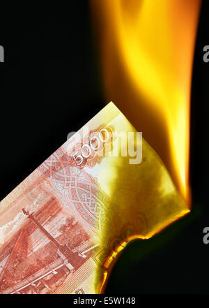 5000 rubli russi bill sul fuoco su sfondo nero Foto Stock