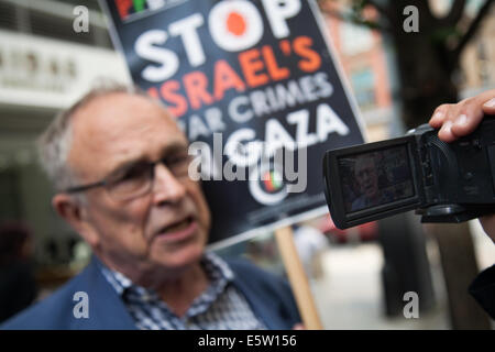 Manchester, Regno Unito il 6 agosto, 2014. 'David Smith' essendo registrato e fotografato come Pro-Palestine e manifestanti Pro-Israeli dimostrare al di fuori Kedem su King Street nel centro della città di Manchester. Pro-Palestine dimostranti protestano presso il sito dal sabato scorso, dicendo che è parte di una più ampia campagna di boicottare i prodotti provenienti da Israele. Da allora un contatore-dimostrazione è stato impostato. Credito: Mar fotografico/Alamy Live News Foto Stock