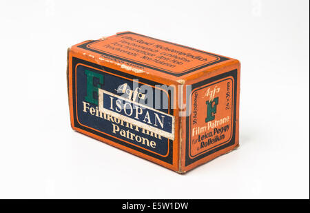 Un rotolo di vintage Agfa Isopan F ad alta velocità 35mm Fotocamera film datato 1936 Foto Stock