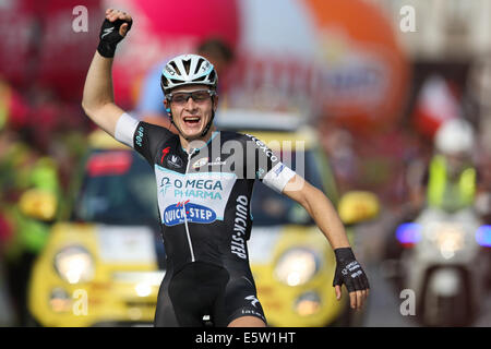 Varsavia, Polonia. 04 Ago, 2014. Tour di Poaland Ciclismo. Fase 2, Torun a Varsavia. Petr Vakoc (CZE) attraversa la linea del traguardo © Azione Sport Plus/Alamy Live News Foto Stock