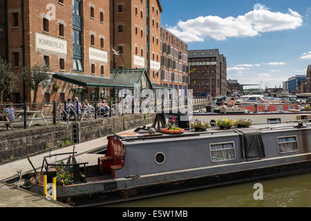 Restringere la barca ormeggiata in Gloucester docks con ristoranti sulla banchina su soleggiate giornate estive. Gloucestershire England Regno Unito Foto Stock