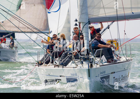 Cowes, Isle of Wight, Inghilterra, Regno Unito. 6 agosto 2014. Glorioso Sole oggi a Cowes Week. Poiché 1826 Cowes Week ha giocato un ruolo chiave nel British sporting calendario estivo ed è uno del Regno Unito di più lunga durata e di maggior successo degli eventi sportivi. Ora stadi fino a 40 corse giornaliere per circa un migliaio di barche ed è la più grande regata a vela del suo genere in tutto il mondo. Barca a vela il divertimento a Cowes Week, 2014. Mercoledì, Cowes, Isle of Wight, England, Regno Unito, Credito: Patrick Eden/Alamy Live News Foto Stock