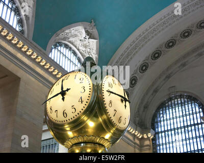 Orologio e stand Informazioni su Grand Central Terminal, NYC, STATI UNITI D'AMERICA Foto Stock