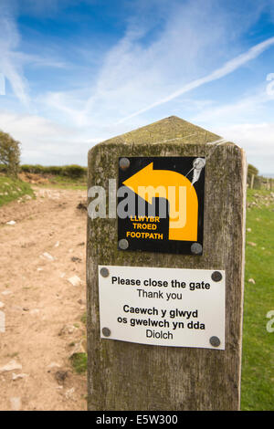 Regno Unito Galles, Swansea, Gower, Rhossili, Middleton, si prega di chiudere il cancello pedonale bilingue sign in il gallese e inglese Foto Stock