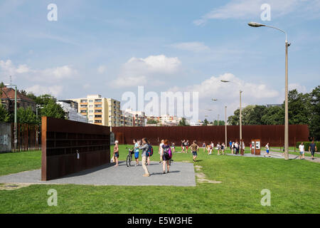 Nuovo parco memoriale presso il sito del muro di Berlino su Bernauer Strasse Berlino Germania Foto Stock