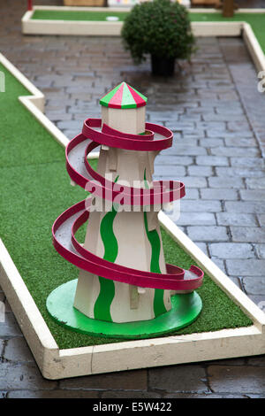 Vecchio tradizionale Helter-Skelter in legno, uno scivolo per bambini a Manchester, Regno Unito, agosto 2014. Mini Crazy Golf, giocare a mini campi da golf a 9 buche asto per tappeti erbosi, minigolf, mini-putt, minigolf o putt-putt al Dig the City Deansgate, un festival annuale di giardinaggio urbano offerto dal Business Improvement District di Manchester – BID. Mostre floreali, fermate dell'autobus e un giardino di Vimto trasformarono il centro di Manchester quando Dig the City tornò. Sedici giardini in mostra durante il festival di giardinaggio urbano, nel mese di agosto Foto Stock