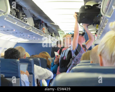 Commerciale a bordo del volo in aereo Foto Stock