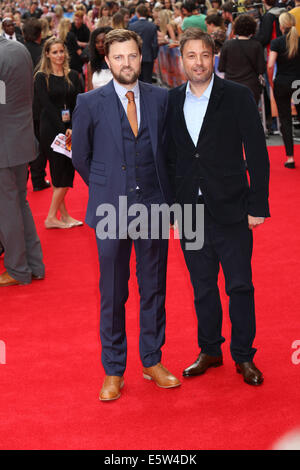 Londra, Regno Unito. 5 Ago, 2014.Iain Morris e Damon Beesley assiste la prima mondiale del Inbetweeners 2 su 05/08/2014 presso la VUE Leicester Square, Londra. Credito: swift-creativo/Alamy Live News Foto Stock