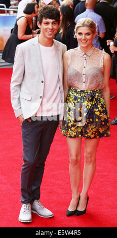 Londra, Regno Unito. 5 Ago, 2014. Matt Richardson Ashley James assiste la prima mondiale del Inbetweeners 2 su 05/08/2014 presso la VUE Leicester Square, Londra. Persone nella foto: Matt Richardson,Ashley James. Credito: swift-creativo/Alamy Live News Foto Stock