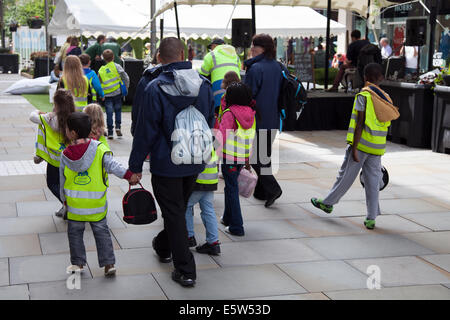 Custodia dei bambini a Dig the City Deansgate, un festival annuale di giardinaggio urbano organizzato dal Business Improvement District di Manchester – BID. Mostre floreali, fermate degli autobus e un giardino Vimto trasformando il centro di Manchester come Dig the City è tornato. Sedici giardini in mostra durante il festival del giardinaggio urbano, dal 2 al 10 agosto. Ognuno è stato progettato appositamente per l'evento, con i loro progettisti che devono affrontare le sfide del giardinaggio in un piccolo spazio urbano. Foto Stock