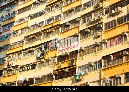 Bleak Vintage alto edificio su Kings Road, Hong Kong. Foto Stock