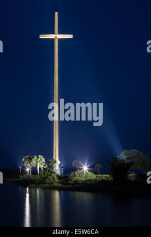 Twilight scende oltre la grande croce che creano una bella scena notturna al Mission Nombre de Dios a St. Augustine, Florida Foto Stock