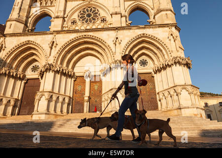 Donna con cani. Cattedrale. Cuenca Provenza. Castilla La Mancha. Spagna Foto Stock