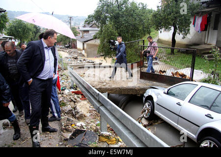 Banja Luka, in Bosnia ed Erzegovina. Il 6 agosto, 2014. Milorad Dodik anteriore (R), il Presidente della Repubblica Srpska, controlli Un auto distrutte a Banja Luka, la capitale della Republika Srpska, l'entità della Bosnia ed Erzegovina, su il 6 agosto 2014. Banja Luka è stata allagata a causa della pioggia pesante su agosto 5. Credito: Borislav Zdrinja/Xinhua/Alamy Live News Foto Stock