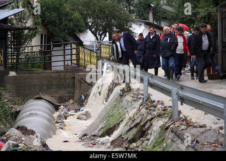 Banja Luka, in Bosnia ed Erzegovina. Il 6 agosto, 2014. Milorad Dodik (2 L), Presidente della Repubblica di Srpska, controlli strutture danneggiate in un residence in zona di Banja Luka, la capitale della Republika Srpska, l'entità della Bosnia ed Erzegovina, su il 6 agosto 2014. Banja Luka è stata allagata a causa della pioggia pesante su agosto 5. Credito: Borislav Zdrinja/Xinhua/Alamy Live News Foto Stock