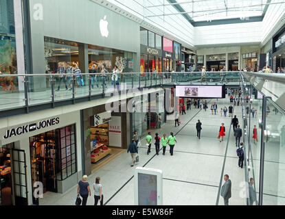 All'interno del centro commerciale Arndale, Manchester, Regno Unito Foto Stock