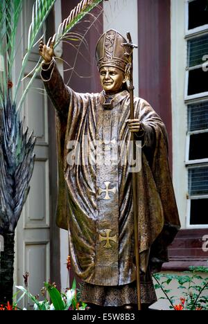 SINGAPORE: la statua in bronzo di Papa Giovanni Paolo II si erge al di fuori del 1843-47 Cattedrale del Buon Pastore * Foto Stock