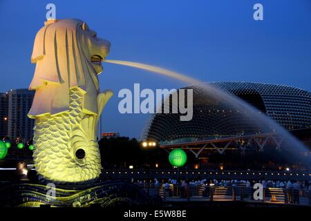 SINGAPORE: Merlion Fontana, il simbolo di Singapore e i teatri sulla spianata in background * Foto Stock