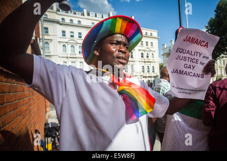 Londra, Regno Unito. Il 6 agosto, 2014. LGBT protesta all' abrogazione Anti-Gay diritto' fuori il giamaicano Alta commissione Credito: Guy Corbishley/Alamy Live News Foto Stock