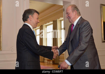 Bogotà, Colombia. Il 6 agosto, 2014. Immagine fornita dalla Colombia assumerà la Presidenza mostra il presidente colombiano Juan Manuel Santos(L), agitando le mani con la Spagna l'ex Re Juan Carlos I durante una riunione nella Casa Presidenziale nella città di Bogotà, capitale della Colombia, su il 6 agosto 2014. © Juan Pablo Bello/Colombia la Presidenza/Xinhua/Alamy Live News Foto Stock