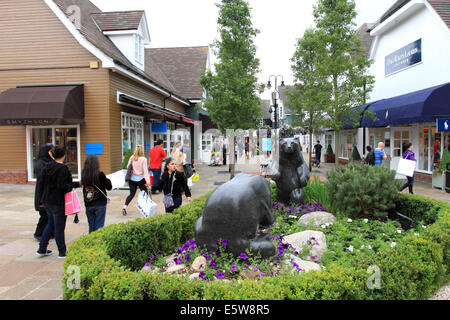 Tourist shopping presso il Villaggio di Bicester,nome di marca negozi,turisti cinesi,prendendo foto,i bagagli, Oxford, Regno Unito Foto Stock