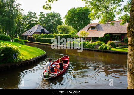 Gite in barca sui canali di Giethoorn a Flevoland, Paesi Bassi Foto Stock